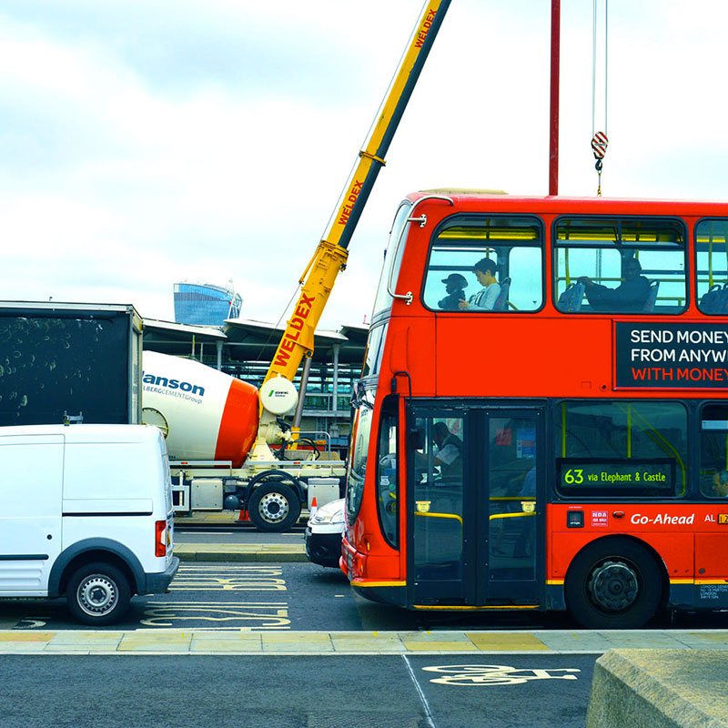 Londres, un bus, une camionette et une grue dans un bouchon